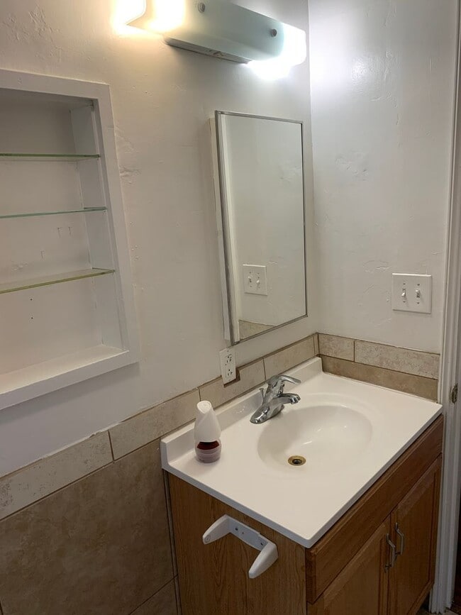 Building Photo - 2 Bedroom 1 Bath