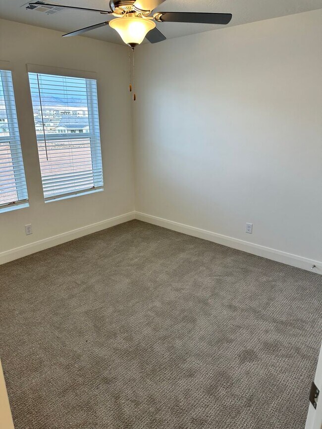 Building Photo - 3 Bedroom Home in Desert Color with Lagoon Access! End Unit!