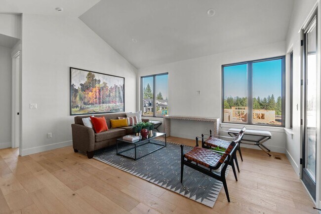 Building Photo - Exquisite Town home living: Bends desirabl...