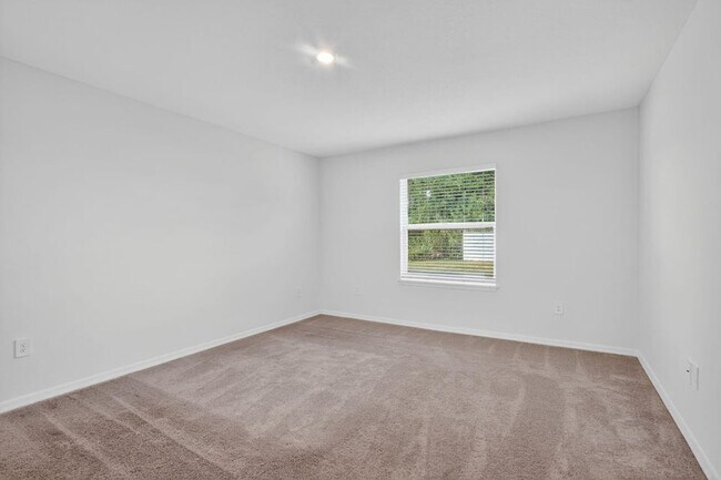 Building Photo - 657 NE Horizon Ln