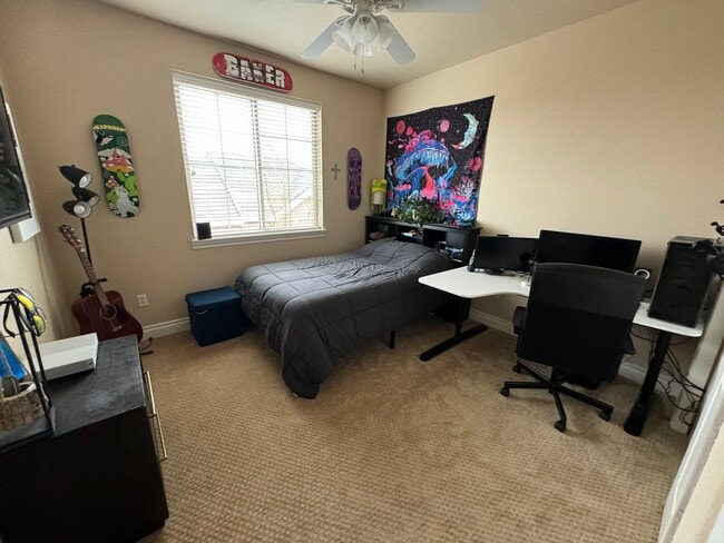 Building Photo - Amazing Lone Tree Home!