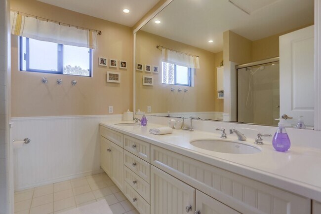 Building Photo - Beautiful La Jolla Alta Home! 50% off First Month's Rent Move in Promotion!