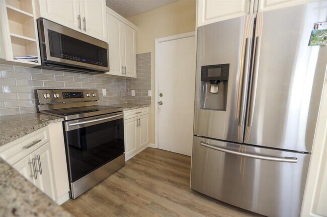 Building Photo - 6006 Plum Isle Way