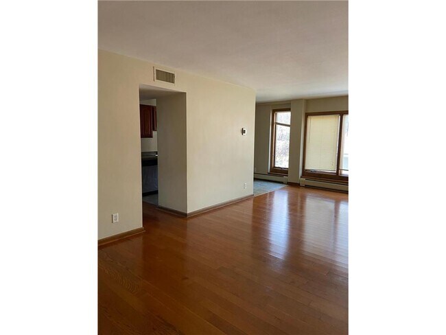 Building Photo - 633 Robert St