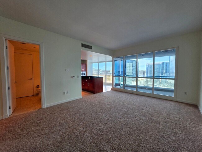 Building Photo - Fantastice High Rise with Full City Views!