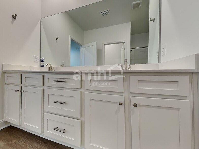 Building Photo - 531 Armstrong Curv