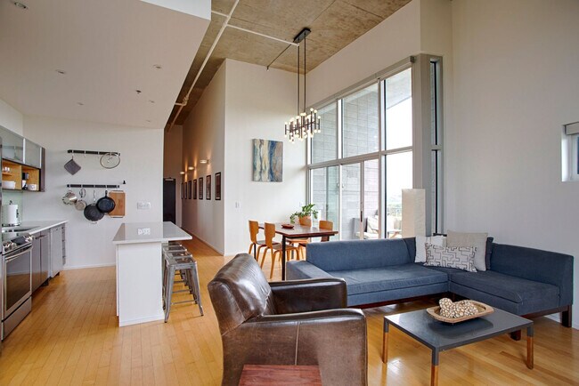 Building Photo - 2115 Yeaman Pl
