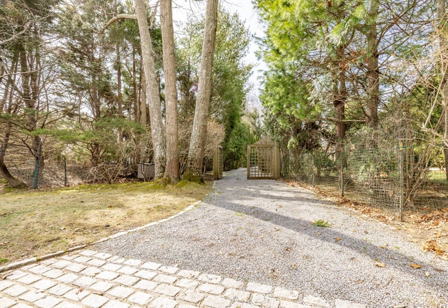 Building Photo - 13 Sycamore Dr