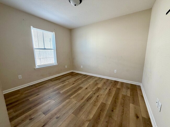 Building Photo - 3 Bed 2 bath