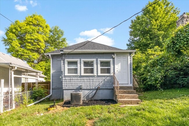 Building Photo - 319 Elm St