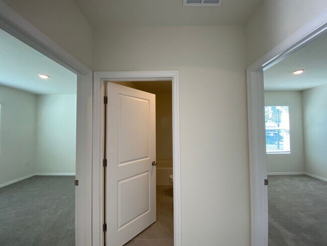 Building Photo - Lake Diamond-North - 4/2/2 *Available Now*...