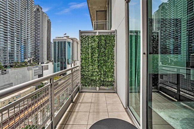 Building Photo - 690 SW 1st Ct