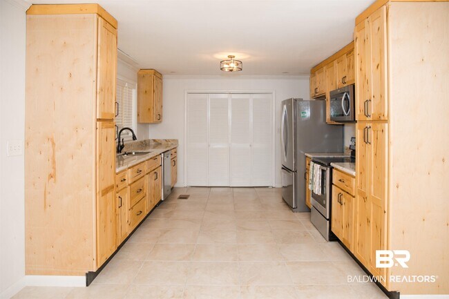 Building Photo - 7099 Pinehill Rd