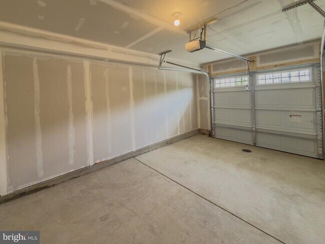 Building Photo - 6737 Shelton Ln