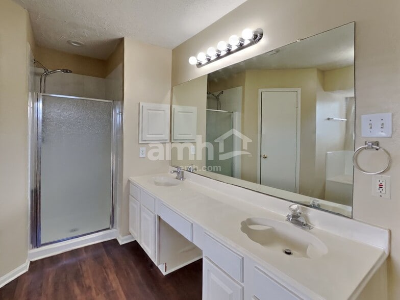 Building Photo - 2908 Cambridge Circus