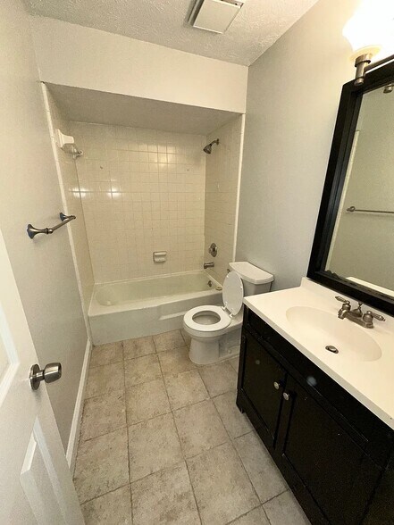 Building Photo - 3135 Sabal Palm Dr