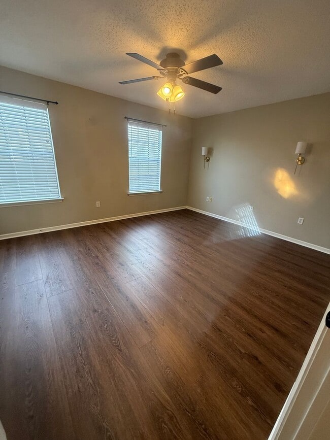 Building Photo - Beautiful 2 Bedroom Townhome off Jefferson