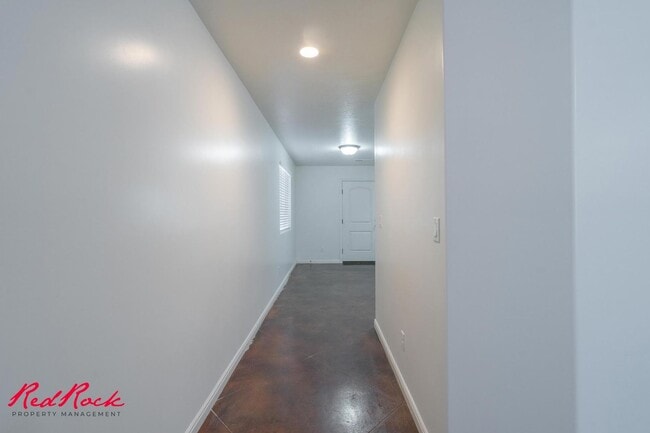 Building Photo - DOG-FRIENDLY 3 Bedroom Townhome with INTERNET INCLUDED!