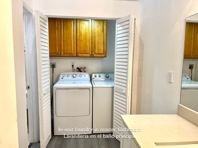 In-unit laundry in master bathroom (Lavandería en el baño principal) - 6706 NW 188th Ter