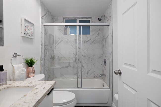 Building Photo - 4-Unit Townhome Community | Luxury Living Near DTLA