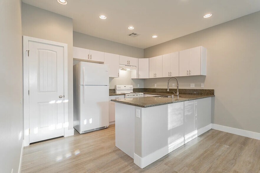 Building Photo - 1701 S Dandelion St