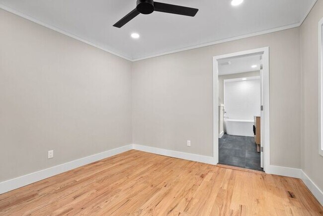 Building Photo - Gorgeous Remodeled West Seattle Craftsman w/ Air Conditioning