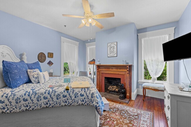 Building Photo - 221 SE 7th St