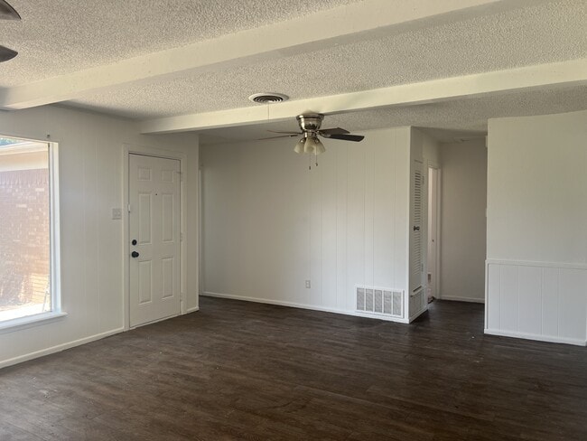 Building Photo - 5420 39th Dr