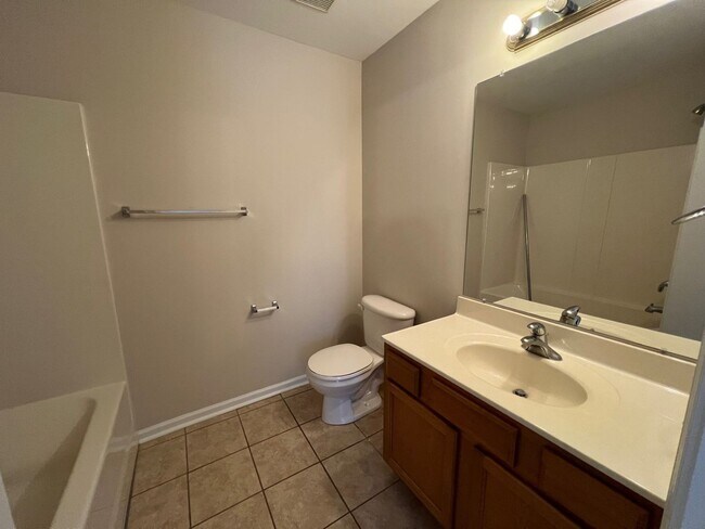 Building Photo - Spacious 2 Bed/2.5 Bath Townhome - Conveni...