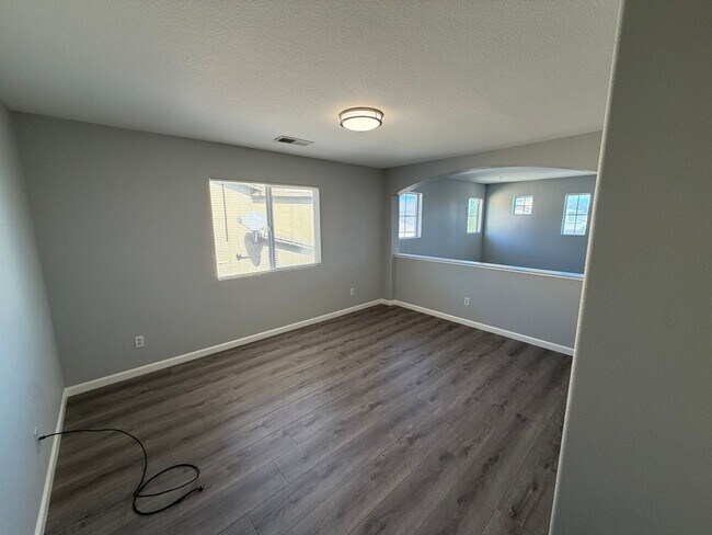 Building Photo - AVAILABLE NOW! LEASE TODAY! 4 Bedroom 3 Bath Elk Grove Home with Bonus Room!