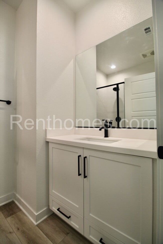 Building Photo - 1710 Discovery Falls Dr