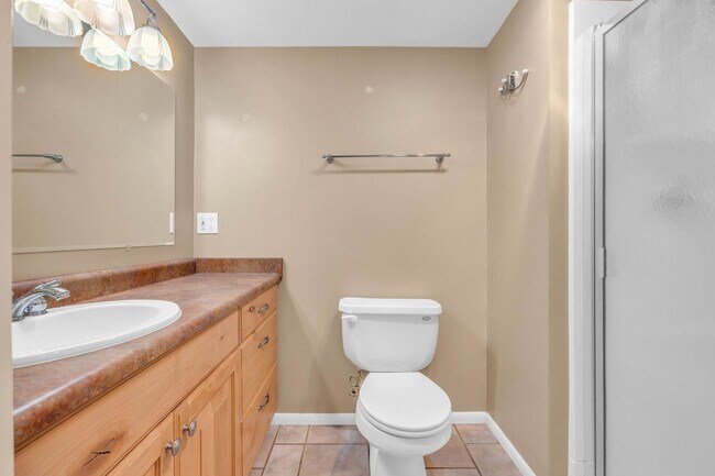 Building Photo - Stunning Single Family Home In Excellent L...