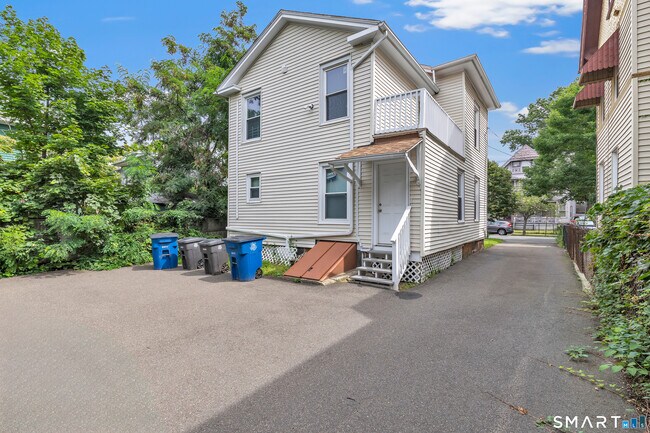 Building Photo - 52 Beers St