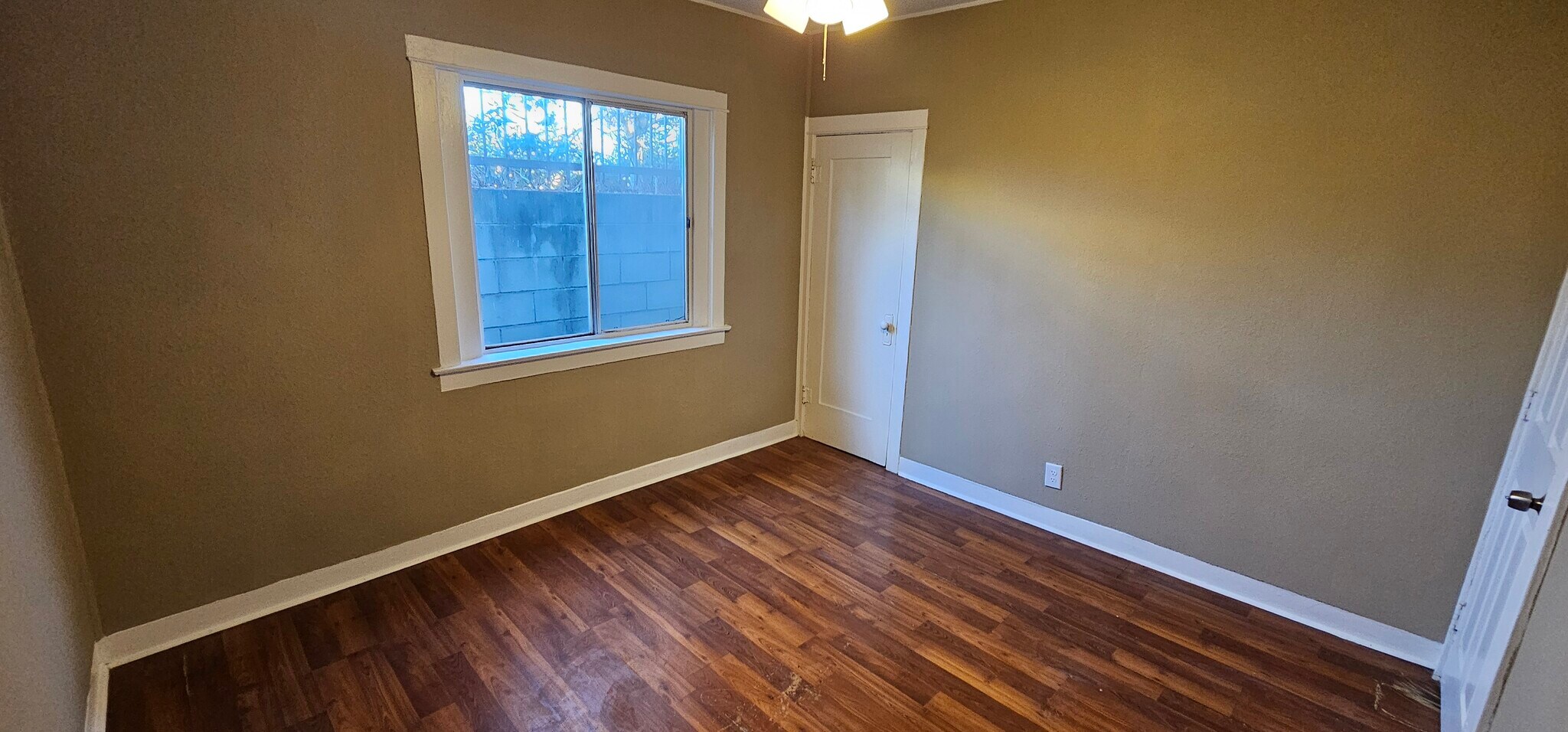 Building Photo - 522 W Florence Ave