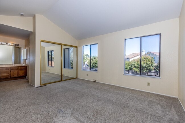 Building Photo - 4 bed/3 bath Single Family Home w/ large backyard!