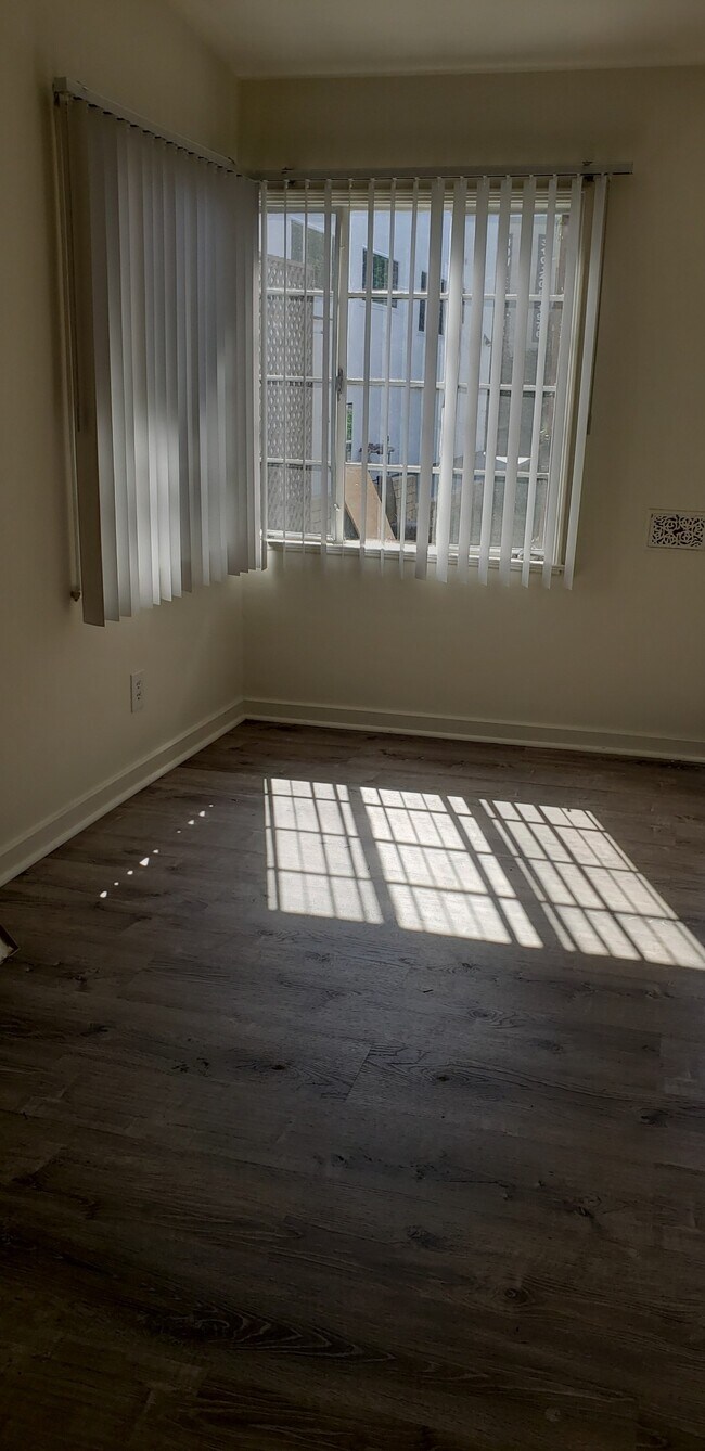 Building Photo - 514 Kelton Ave