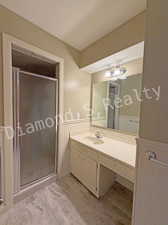 Building Photo - Southeast Springfield 3 Bedroom Home Avail...