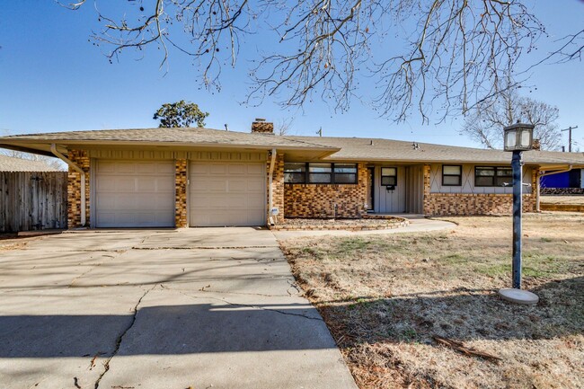 Building Photo - Three bed house in Coronado Heights