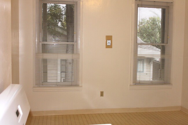 Building Photo - 122-124 Leland St