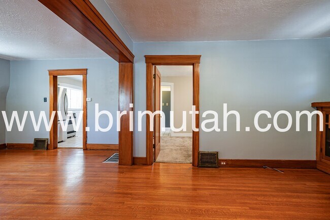 Building Photo - 628 Browning Ave S