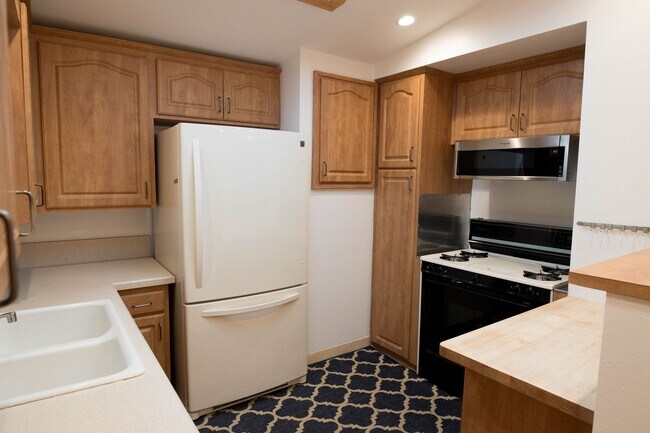 Building Photo - 3 Bedroom 2 Bathroom Home in Mission Canyon