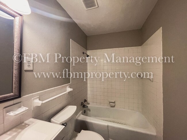 Building Photo - 1509 S Hall St