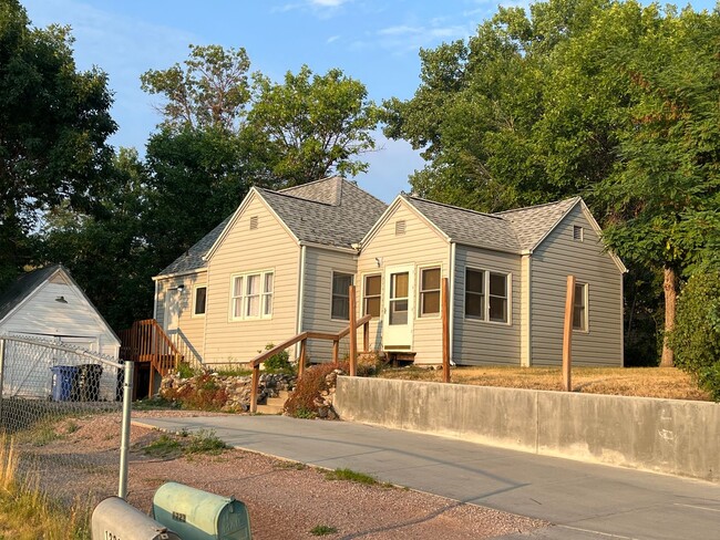 Building Photo - 2-Bedroom, 1-Bathroom Home for Rent