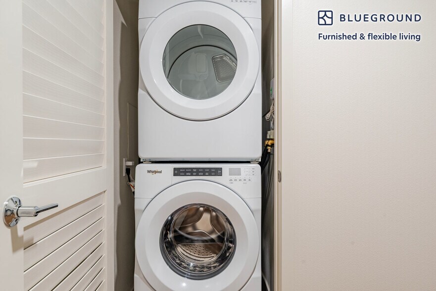 Building Photo - 2333 Calle Del Mundo