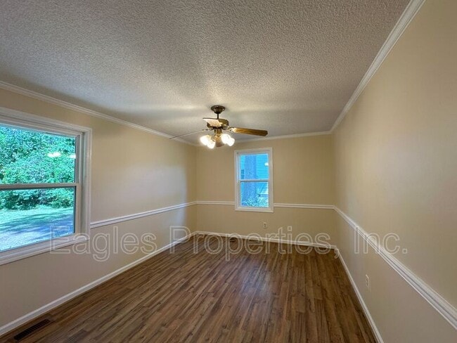 Building Photo - 605 S Oleander Ave