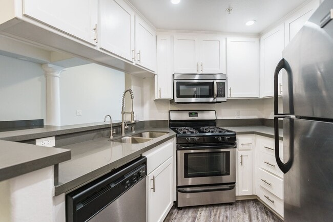 Interior Photo - 114 N Doheny Dr