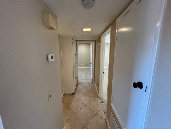 Building Photo - Spacious condo at Ascot Park Villas!!!