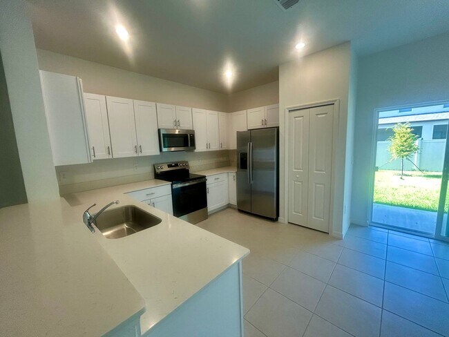 Building Photo - Stylish Townhome in the Heart of Ruskin – ...