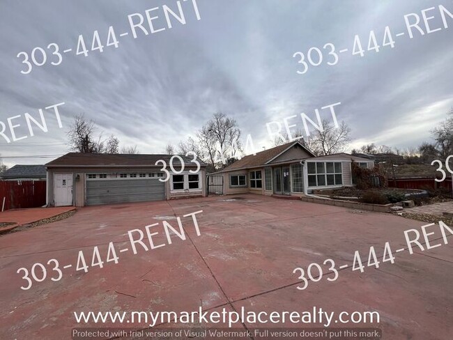 Building Photo - 2 Bedroom & 1 Bathroom Located in Denver!