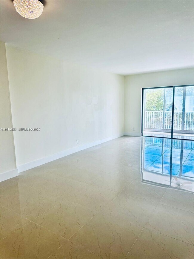 Building Photo - 4200 Hillcrest Dr
